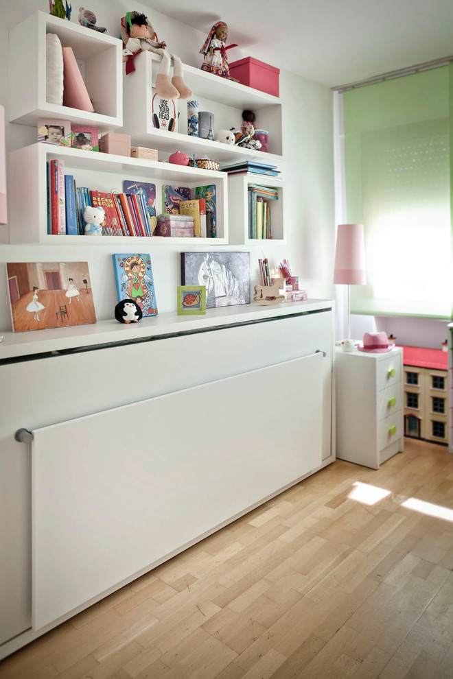 Mittelgroßes Klassisches Mädchenzimmer mit Spielecke, weißer Wandfarbe und braunem Holzboden in Madrid