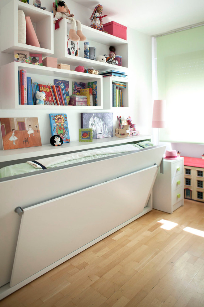 Exemple d'une chambre d'enfant de 4 à 10 ans chic de taille moyenne avec un mur blanc et un sol en bois brun.