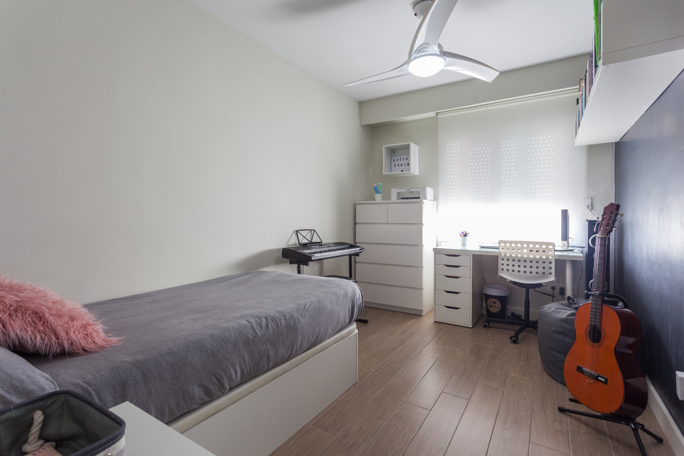 Ejemplo de dormitorio infantil de tamaño medio con paredes grises, suelo de baldosas de porcelana y suelo marrón