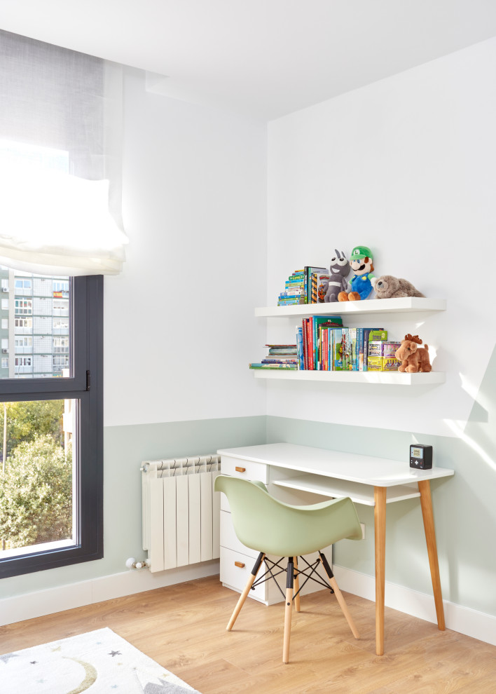 Inspiration för mellanstora moderna pojkrum kombinerat med skrivbord och för 4-10-åringar, med gröna väggar och ljust trägolv