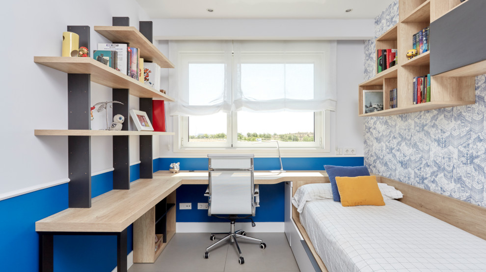 Идея дизайна: нейтральная детская среднего размера в стиле неоклассика (современная классика) с рабочим местом, синими стенами, полом из керамогранита, серым полом и обоями на стенах для подростка
