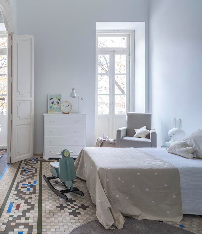 Imagen de dormitorio infantil de 4 a 10 años escandinavo de tamaño medio con paredes blancas