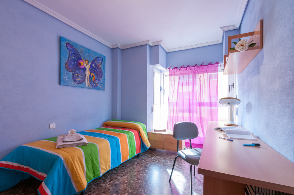 Idéer för ett mellanstort klassiskt könsneutralt tonårsrum kombinerat med sovrum, med blå väggar och klinkergolv i keramik