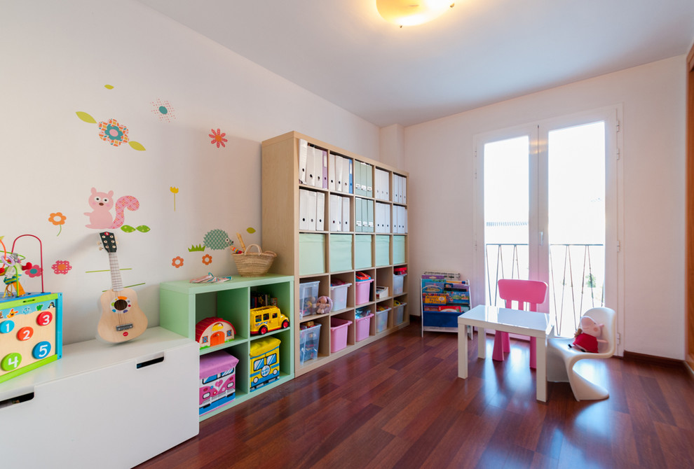 Ispirazione per una cameretta per bambini da 1 a 3 anni contemporanea di medie dimensioni con pareti bianche e parquet scuro