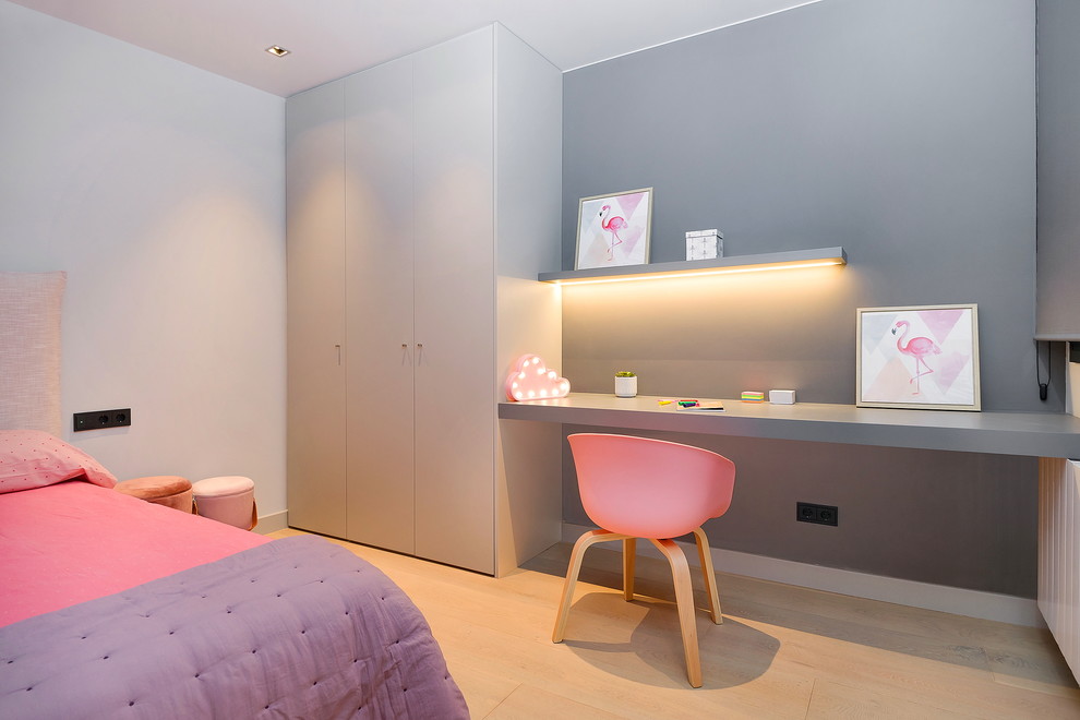 Idéer för ett mellanstort modernt flickrum kombinerat med sovrum, med grå väggar och mellanmörkt trägolv