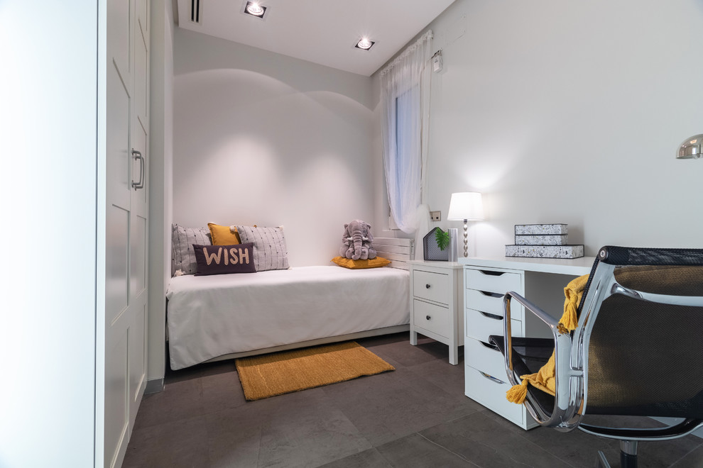 Diseño de dormitorio infantil moderno pequeño con paredes blancas, suelo de baldosas de porcelana y suelo marrón