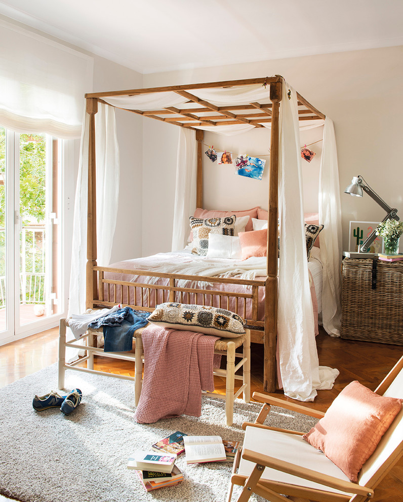 Réalisation d'une chambre d'enfant style shabby chic de taille moyenne avec un mur beige et un sol en bois brun.
