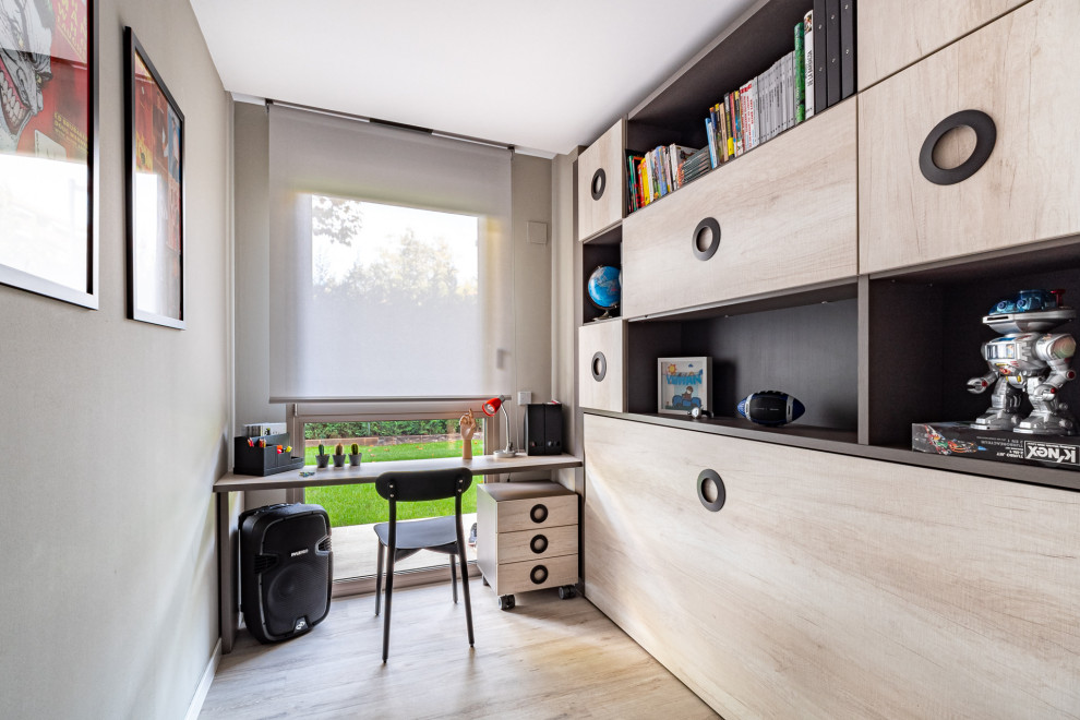 Источник вдохновения для домашнего уюта: нейтральная детская среднего размера в современном стиле с рабочим местом, серыми стенами и бежевым полом