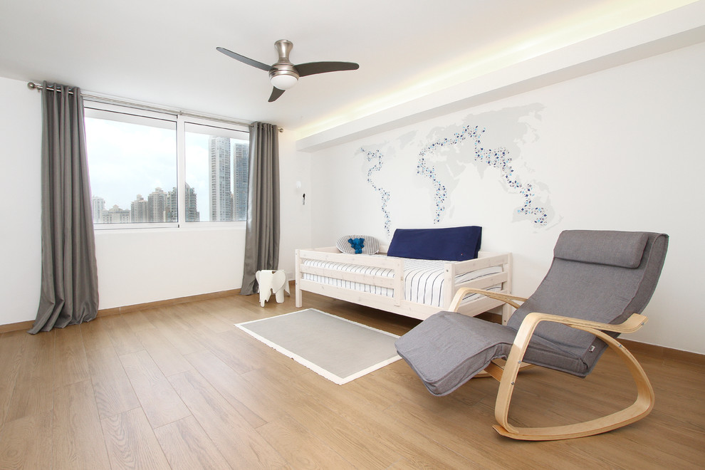 Ejemplo de dormitorio infantil de 1 a 3 años minimalista de tamaño medio con paredes blancas y suelo de baldosas de porcelana