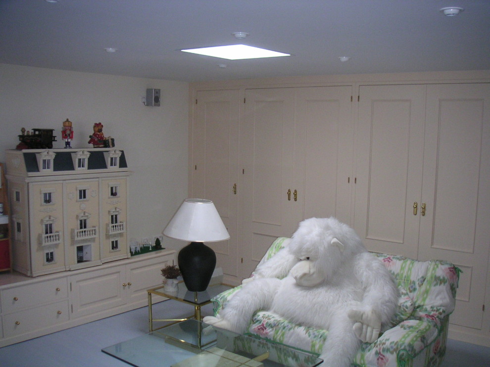 Ispirazione per una cameretta per bambini da 4 a 10 anni chic di medie dimensioni con pareti bianche