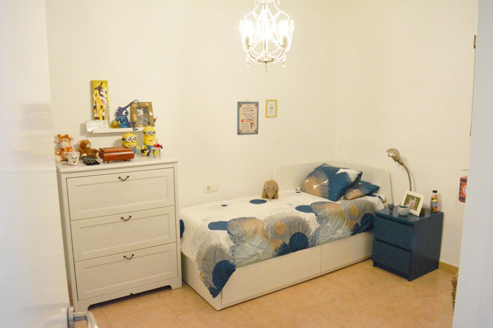 Exempel på ett mellanstort modernt könsneutralt tonårsrum kombinerat med sovrum, med laminatgolv