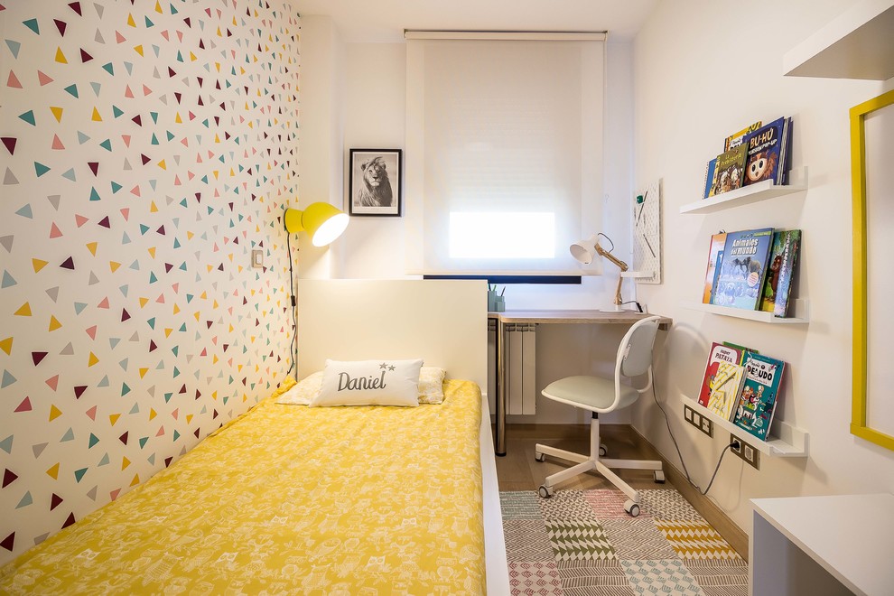Idee per una cameretta da letto minimal con pareti bianche, pavimento in legno massello medio e pavimento marrone