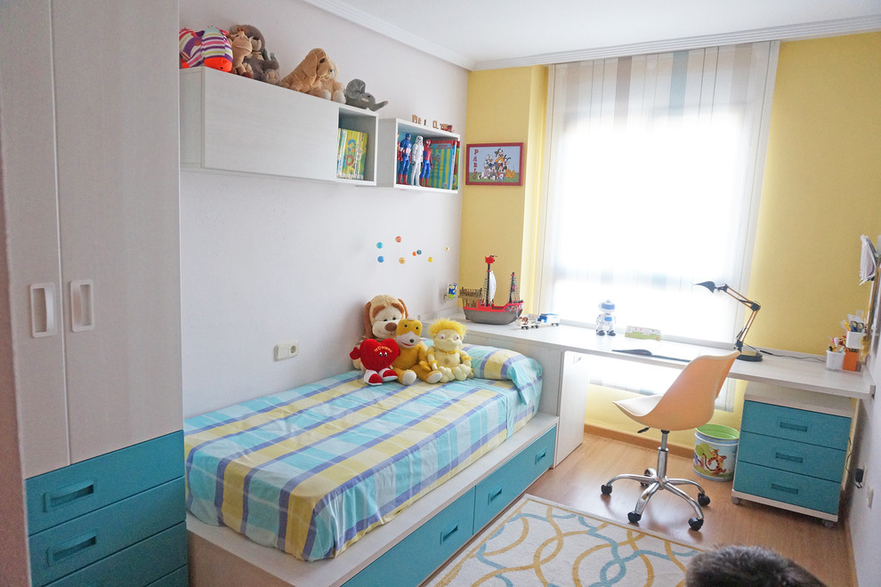 Idéer för att renovera ett mellanstort funkis pojkrum kombinerat med sovrum och för 4-10-åringar