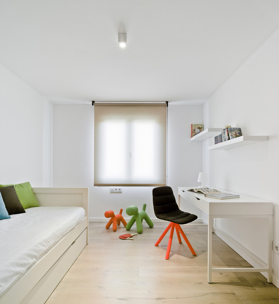 Ejemplo de dormitorio infantil costero de tamaño medio con paredes blancas y suelo de madera clara