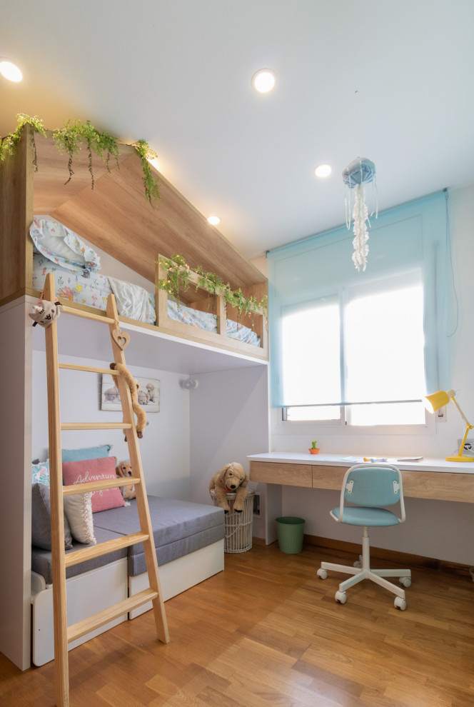 Mittelgroßes, Neutrales Skandinavisches Kinderzimmer mit Schlafplatz, weißer Wandfarbe, braunem Holzboden und braunem Boden in Sonstige