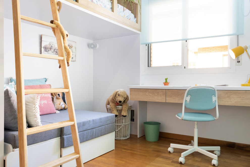 Inspiration för mellanstora minimalistiska könsneutrala barnrum kombinerat med skrivbord och för 4-10-åringar, med vita väggar, mellanmörkt trägolv och brunt golv