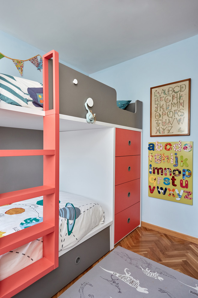 Idéer för ett eklektiskt könsneutralt barnrum kombinerat med sovrum, med blå väggar, mellanmörkt trägolv och brunt golv