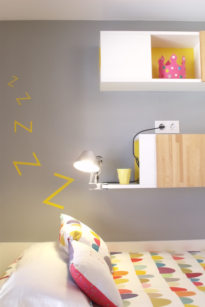 Ejemplo de dormitorio infantil de 4 a 10 años escandinavo pequeño con paredes grises