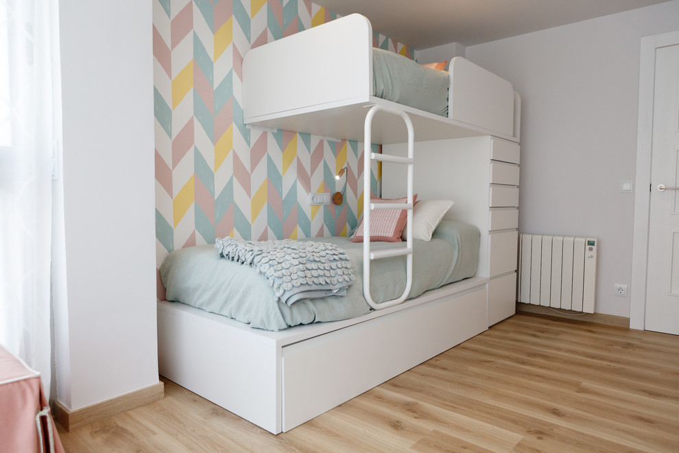 Идея дизайна: детская в современном стиле с спальным местом, разноцветными стенами, паркетным полом среднего тона и коричневым полом для девочки, двоих детей