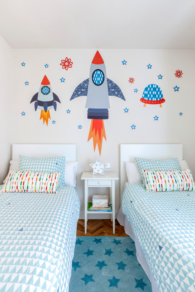 マドリードにある低価格の小さなトランジショナルスタイルのおしゃれな子供部屋 (白い壁、無垢フローリング、茶色い床、児童向け) の写真