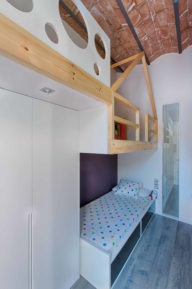 Industriell inredning av ett mellanstort könsneutralt barnrum kombinerat med sovrum och för 4-10-åringar, med vita väggar