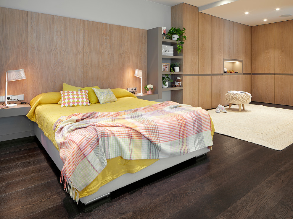 Ejemplo de dormitorio infantil actual con paredes grises, suelo gris y suelo de madera en tonos medios