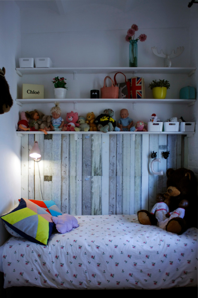 Стильный дизайн: маленькая нейтральная детская в стиле рустика с спальным местом и белыми стенами для на участке и в саду, ребенка от 1 до 3 лет - последний тренд