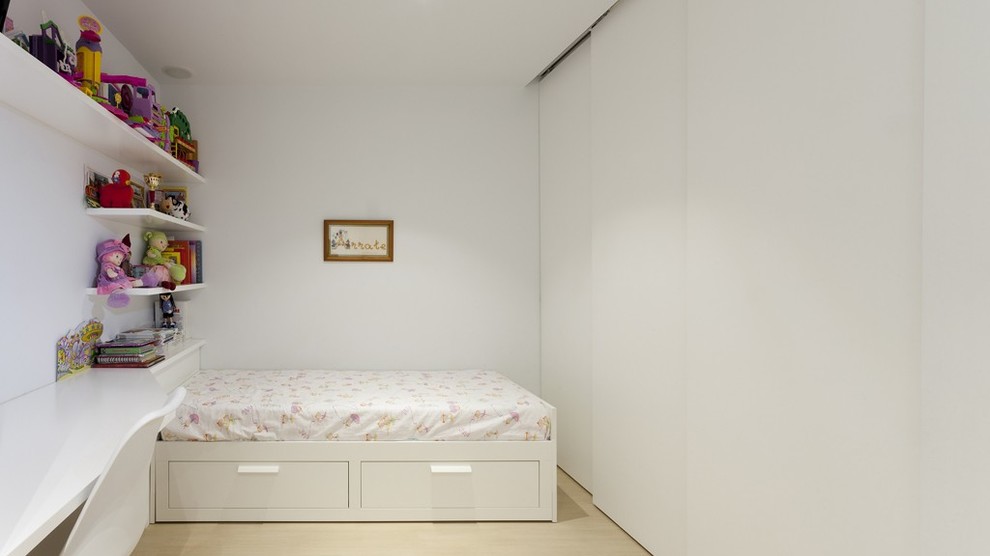 Ispirazione per una cameretta per bambini da 4 a 10 anni tradizionale di medie dimensioni con pareti bianche e parquet chiaro