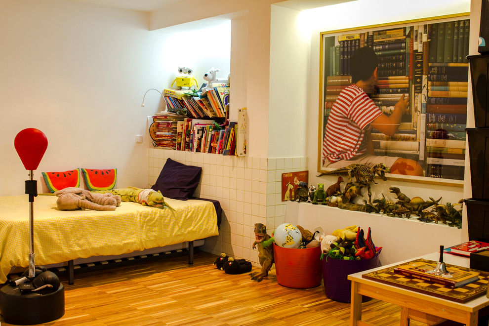 Modelo de dormitorio infantil de 4 a 10 años tradicional renovado de tamaño medio con paredes blancas y suelo de madera en tonos medios