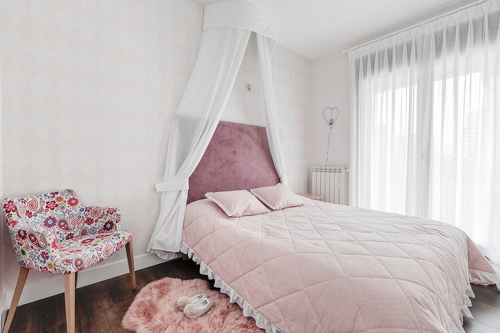 Cette photo montre une grande chambre d'enfant moderne avec un mur rose, sol en stratifié et un sol marron.