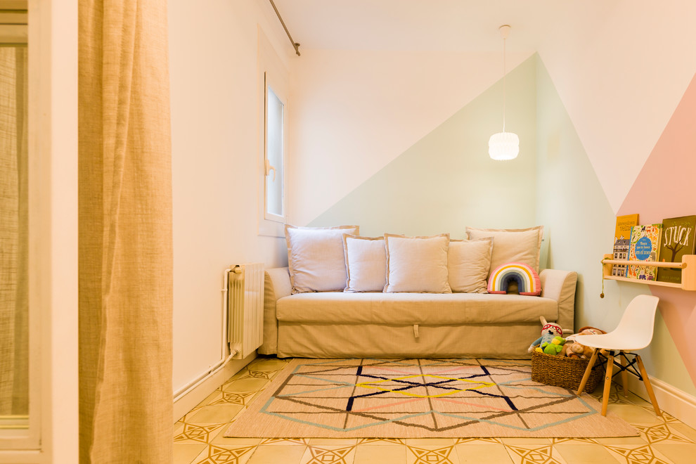 Modelo de dormitorio infantil de 4 a 10 años escandinavo con paredes multicolor y suelo beige
