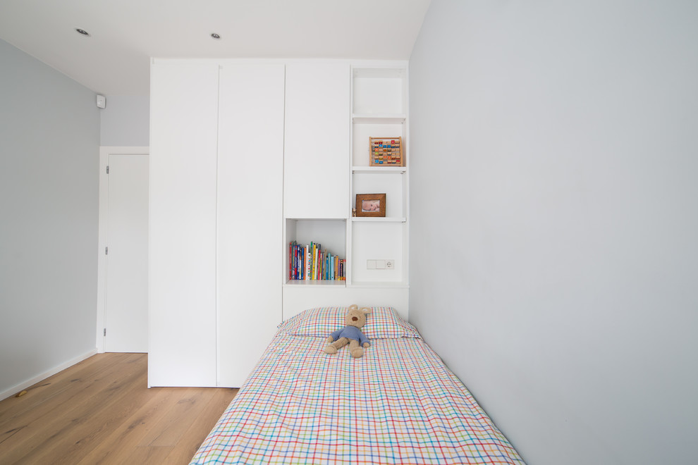 Ejemplo de dormitorio infantil de 4 a 10 años clásico renovado grande con paredes grises y suelo de madera clara