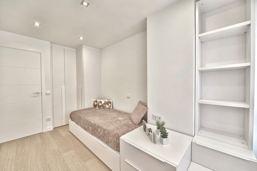 Idéer för mellanstora skandinaviska flickrum kombinerat med sovrum och för 4-10-åringar, med vita väggar och laminatgolv