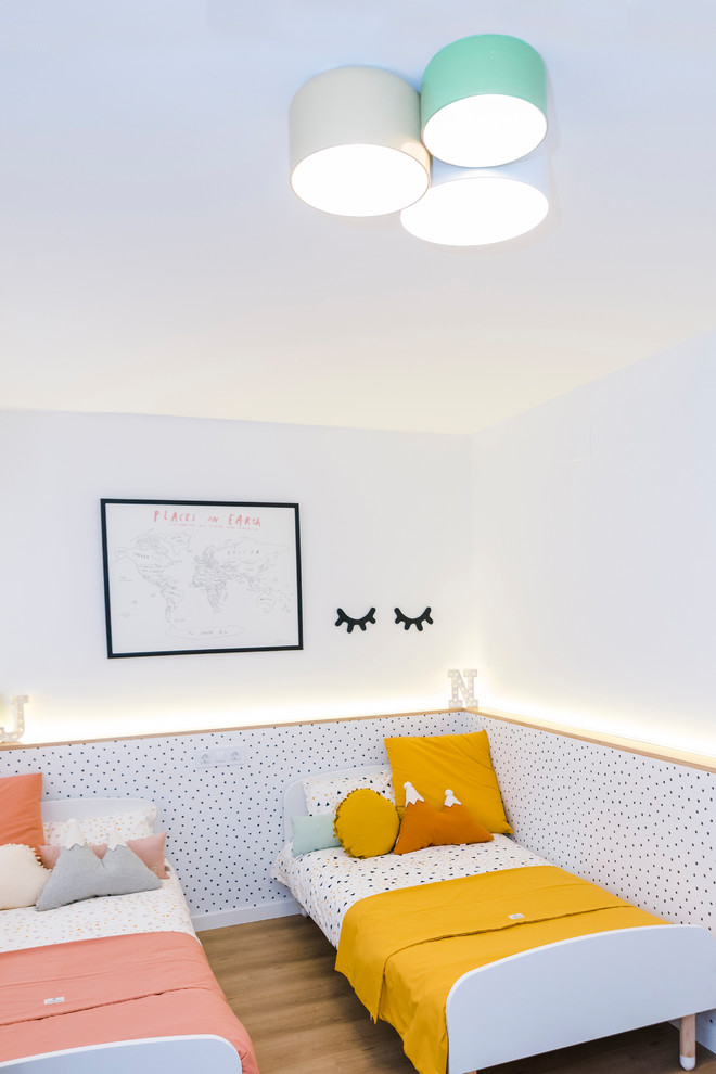 Exempel på ett mellanstort skandinaviskt könsneutralt småbarnsrum kombinerat med sovrum, med vita väggar, mellanmörkt trägolv och brunt golv