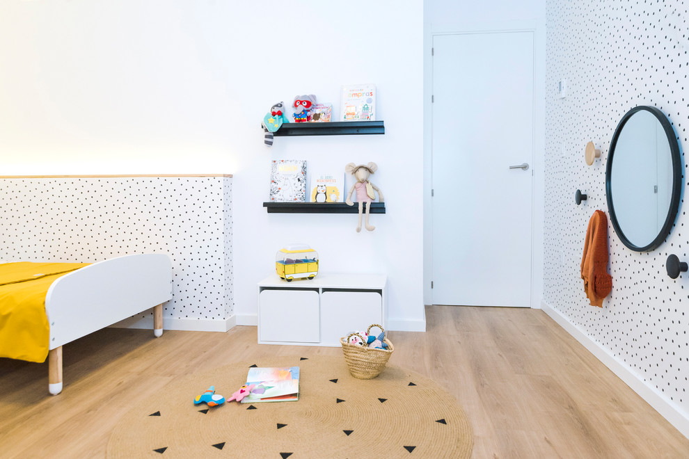 Diseño de dormitorio infantil de 1 a 3 años escandinavo de tamaño medio con paredes blancas, suelo de madera en tonos medios y suelo marrón