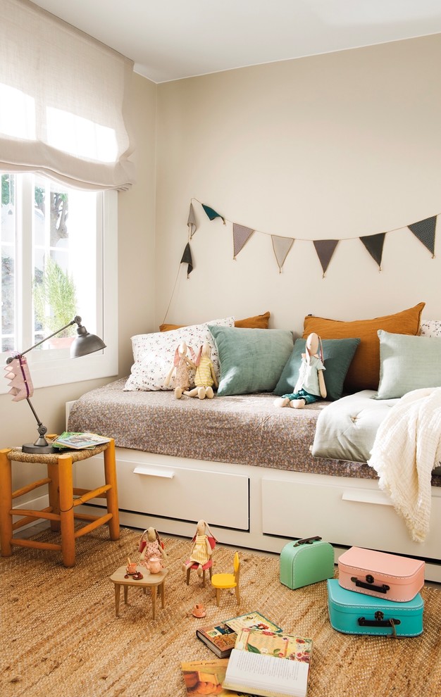 Idee per una piccola cameretta per bambini da 4 a 10 anni stile marino con pareti beige