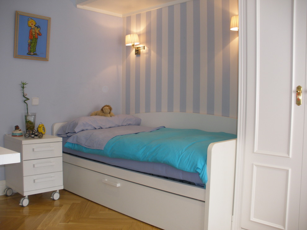 Design ideas for a classic kids' bedroom in Madrid.