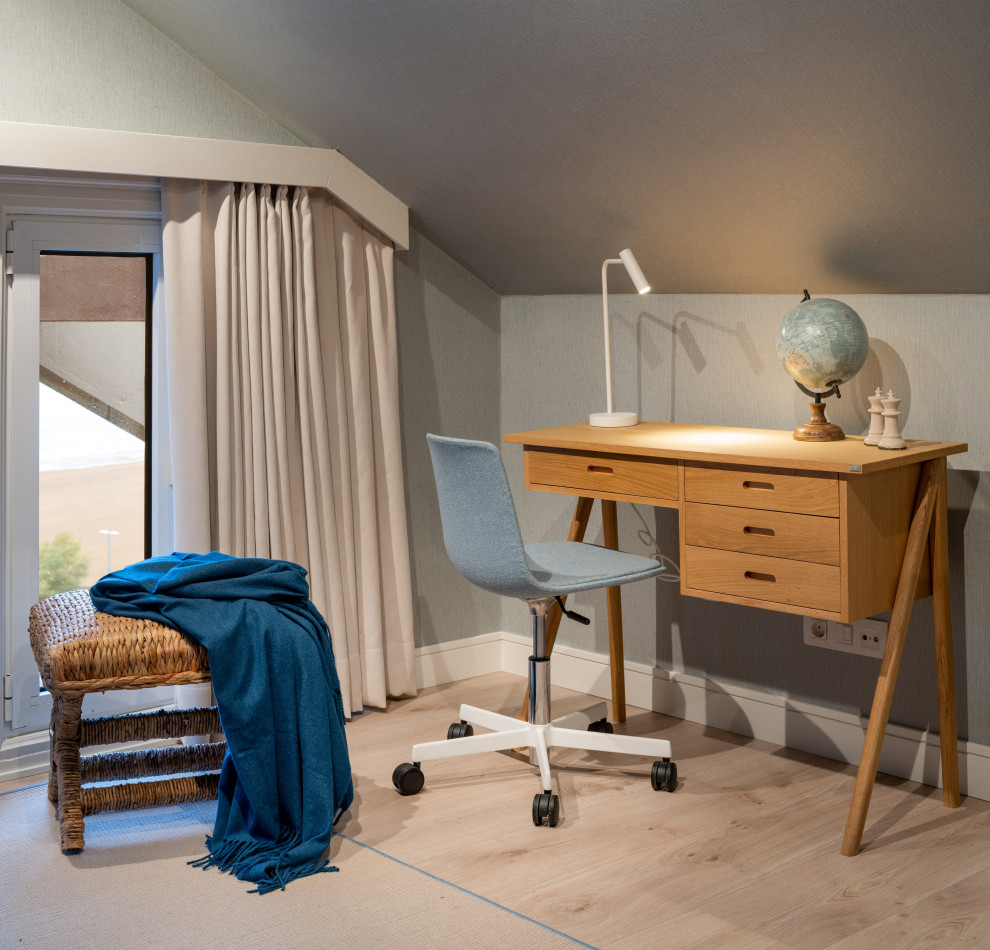 Idées déco pour une petite chambre d'enfant classique avec un bureau, un mur bleu, sol en stratifié, un sol marron et du papier peint.