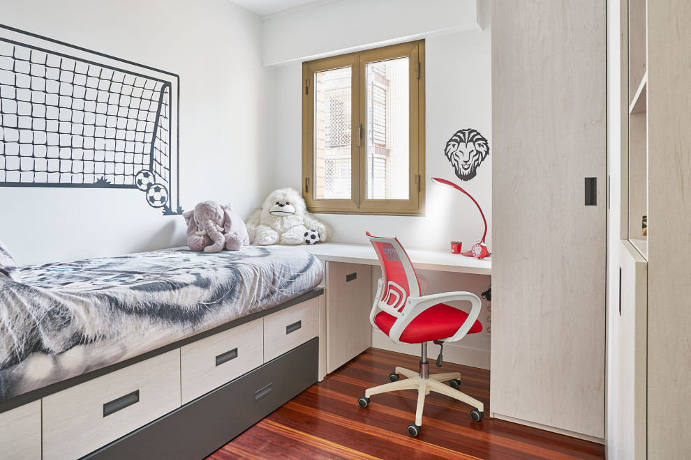 Inspiration för mellanstora moderna könsneutrala barnrum kombinerat med sovrum och för 4-10-åringar, med grå väggar och rött golv