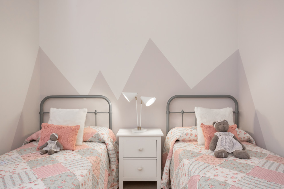 Imagen de dormitorio infantil de 4 a 10 años clásico renovado pequeño con paredes grises, suelo laminado y suelo marrón