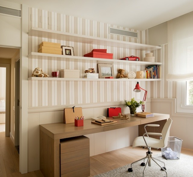 Idéer för mellanstora minimalistiska könsneutrala tonårsrum kombinerat med skrivbord, med flerfärgade väggar och mellanmörkt trägolv