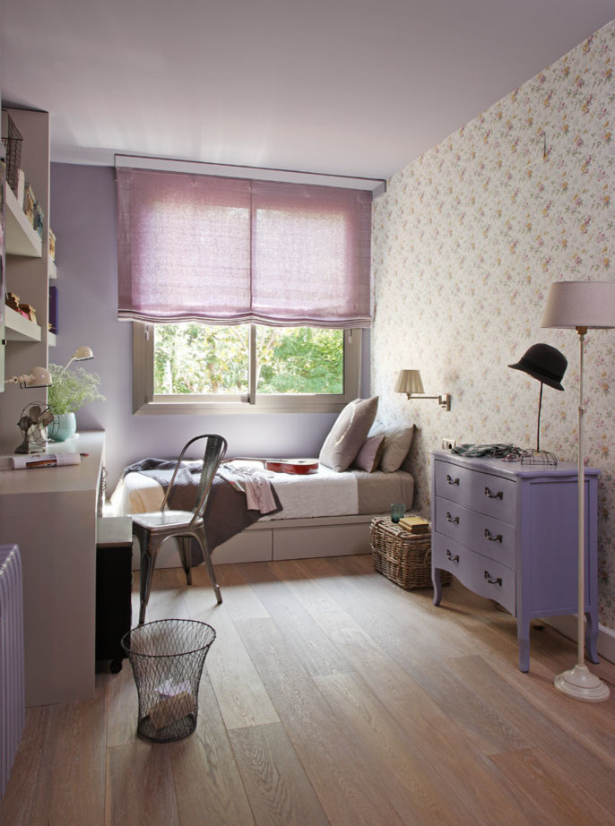 Idée de décoration pour une chambre d'enfant de 4 à 10 ans style shabby chic de taille moyenne avec un mur multicolore et un sol en bois brun.