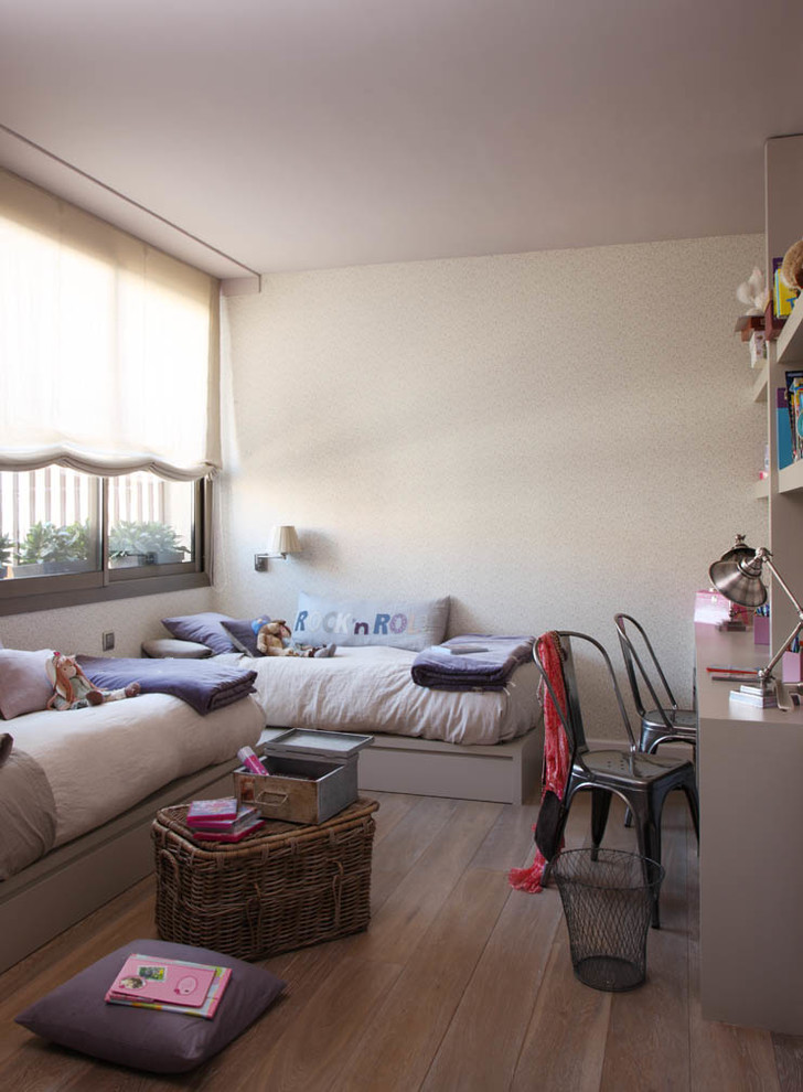 Foto di una cameretta per bambini da 4 a 10 anni classica di medie dimensioni con pareti beige e pavimento in legno massello medio