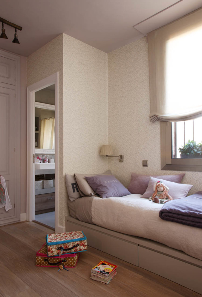 Modelo de dormitorio infantil de 4 a 10 años clásico renovado de tamaño medio con paredes beige y suelo de madera en tonos medios