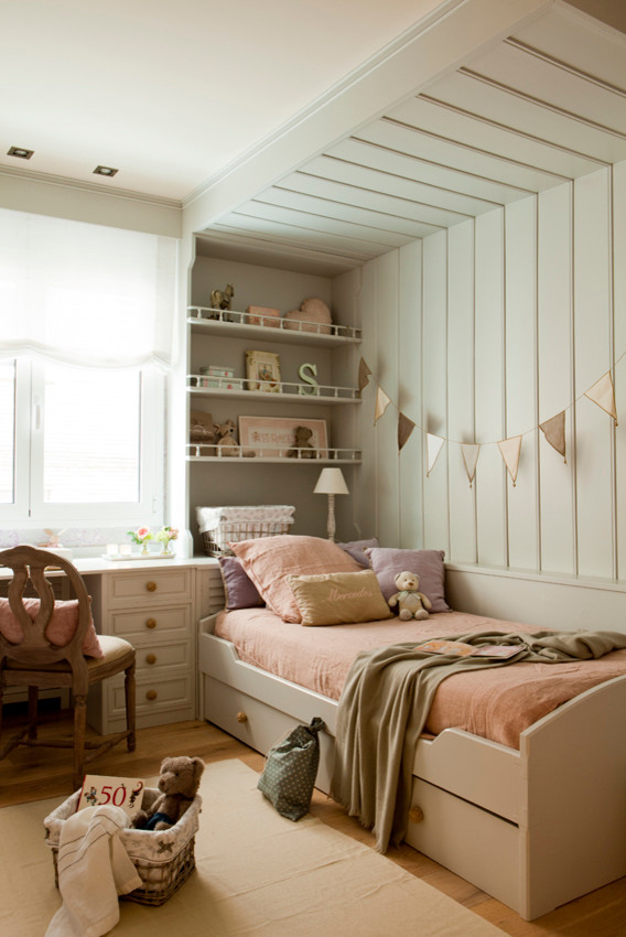 This is an example of a shabby-chic style kids' bedroom in Barcelona.