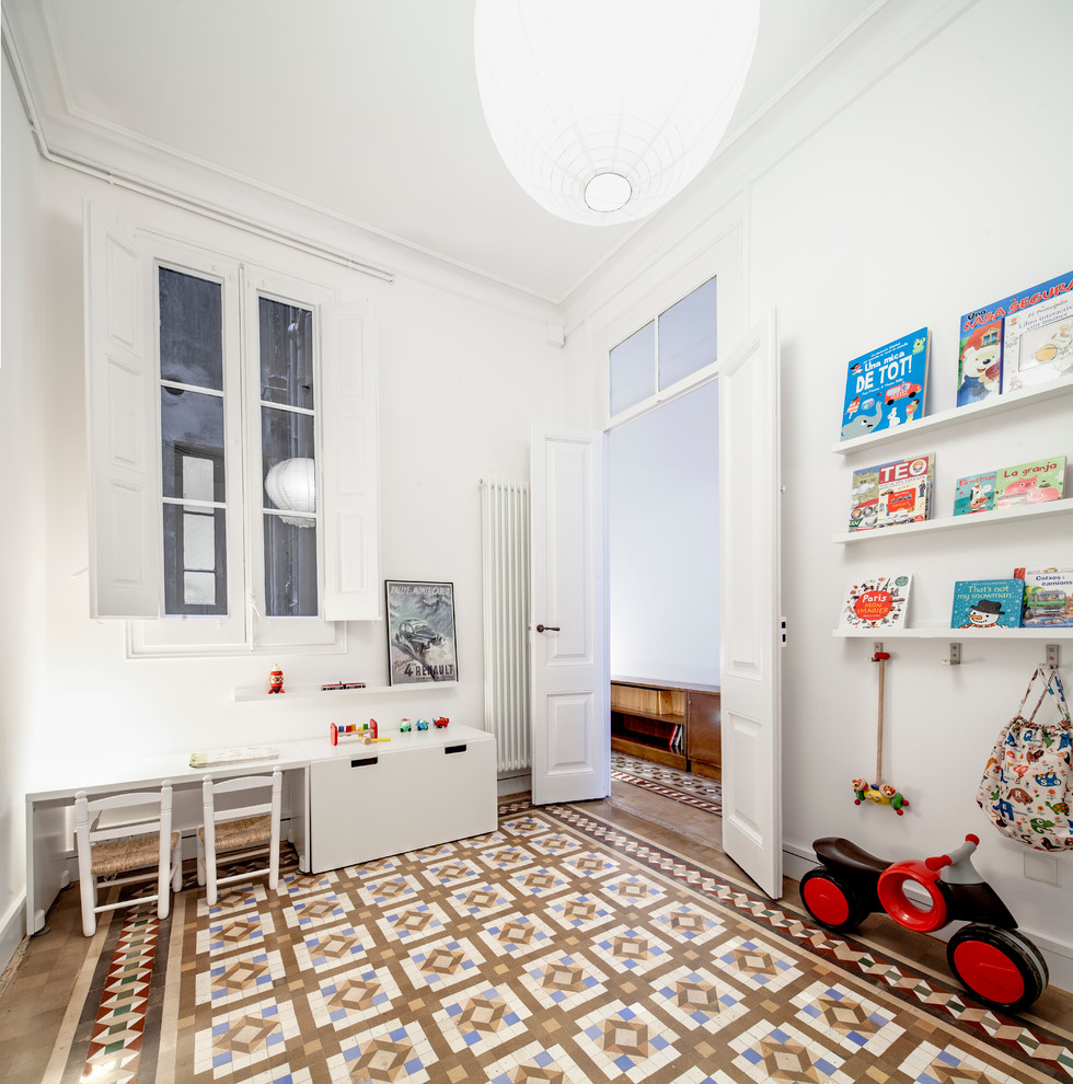 Diseño de dormitorio infantil de 1 a 3 años clásico renovado de tamaño medio con paredes blancas y suelo de baldosas de cerámica