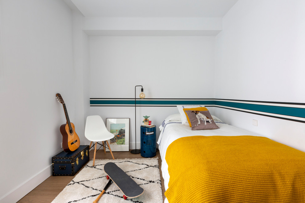 Mittelgroßes Modernes Kinderzimmer mit Schlafplatz, weißer Wandfarbe und braunem Boden in Sonstige