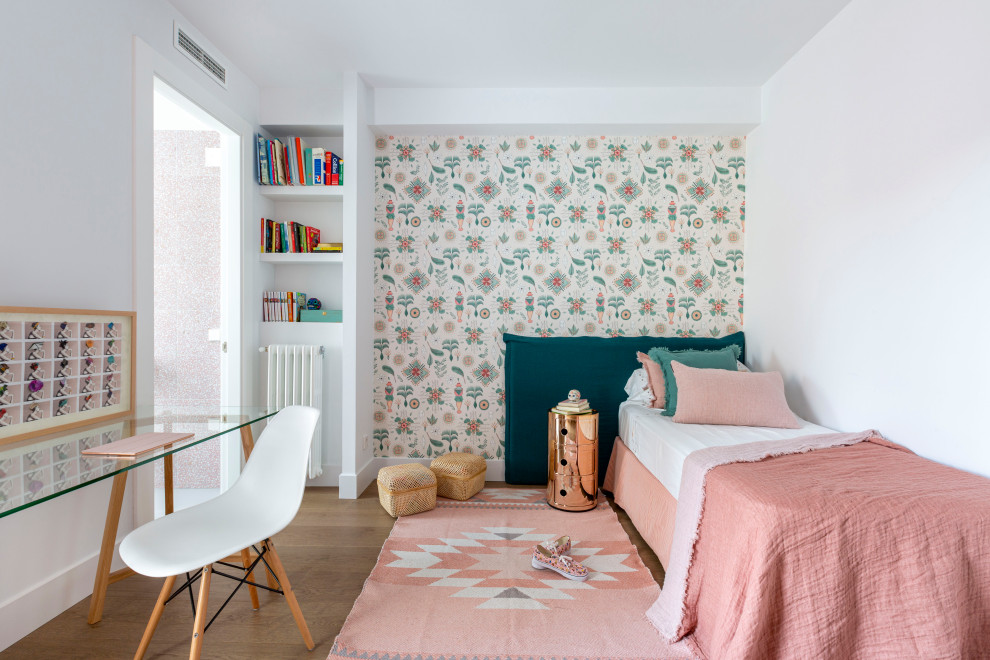 Foto på ett mellanstort funkis barnrum kombinerat med sovrum, med vita väggar, mellanmörkt trägolv och brunt golv