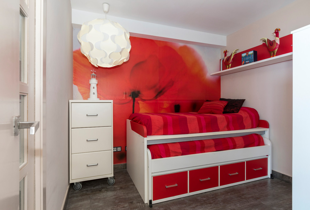 Inspiration för små moderna barnrum kombinerat med sovrum, med vita väggar, skiffergolv och brunt golv