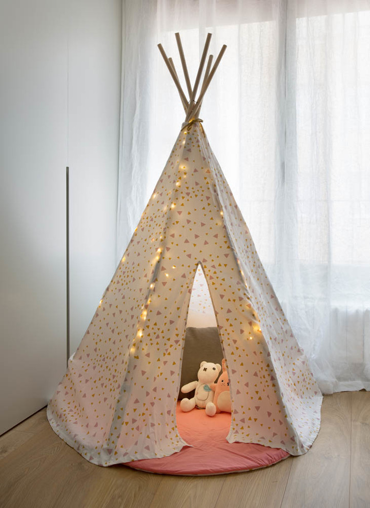 Modelo de dormitorio infantil de 1 a 3 años escandinavo pequeño con suelo de madera en tonos medios